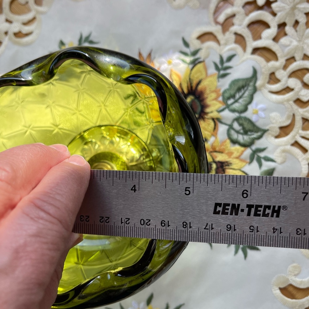 Avocado green bowl w/brass base, pineapple motif 1970s vintage - Picture 5 of 10